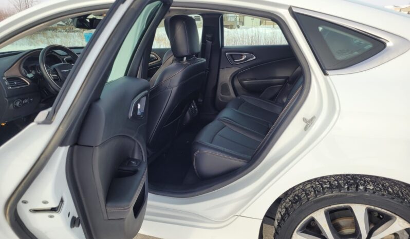 
								2015 Chrysler 200C full									