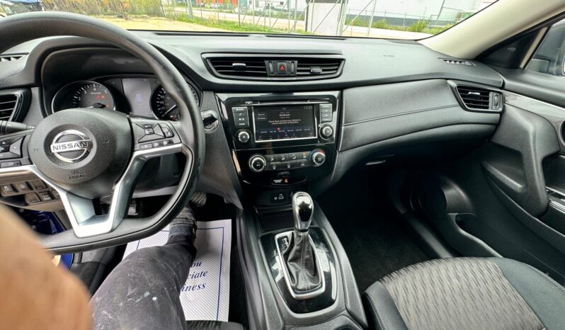 
								2019 Nissan rogue SV AWD full									