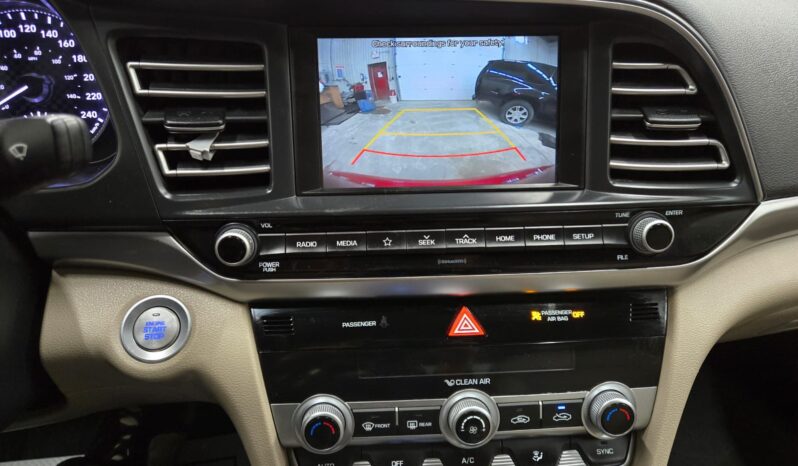 
								2020 Hyundai Elantra Luxury full									