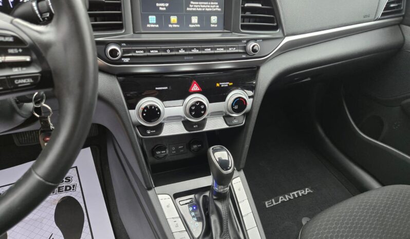 
								2020 Hyundai Elantra Luxury full									